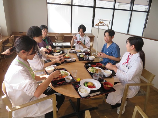 昨年度の様子（先輩との懇談）