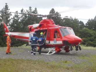 消防ヘリコプターに医療者が同乗し、現場へ出動。 病院到着前に患者さんの診察を行います